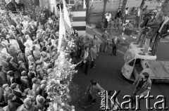 30-31.08.1980, Gdańsk, Polska.
Strajk w Stoczni Gdańskiej im. Lenina. Na wózku przed bramą stoczni stoją fotoreporterzy, za bramą tłum gdańszczan.
Fot. Witold Górka, zbiory Ośrodka KARTA