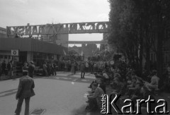 Sierpień 1980, Gdańsk, Polska.
Strajk w Stoczni Gdańskiej im. Lenina. Stoczniowcy siedzą na ławkach.
Fot. Witold Górka, zbiory Ośrodka KARTA