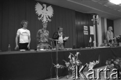 Sierpień 1980, Gdańsk, Polska.
Strajk w Stoczni Gdańskiej im. Lenina. Obrady strajkujących w sali BHP, za stołem prezydialnym stoją: z lewej Krzysztof Wyszkowski, z prawej Tadeusz Stanny.
Fot. Witold Górka, zbiory Ośrodka KARTA