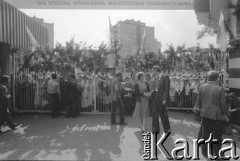 Sierpień 1980, Gdańsk, Polska.
Strajk w Stoczni Gdańskiej im. Lenina. Strajkujący przy bramie nr 2, za którą zgromadziły się rodziny i osoby popierające strajk.
Fot. Witold Górka, zbiory Ośrodka KARTA