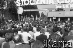 Sierpień 1980, Gdańsk, Polska.
Strajk w Stoczni Gdańskiej im. Lenina. Rodziny stoczniowców i osoby popierające strajk przed bramą stoczni. Z prawej zawieszone tablice z 21 postulatami Międzyzakładowego Komitetu Strajkowego.
Fot. Witold Górka, zbiory Ośrodka KARTA