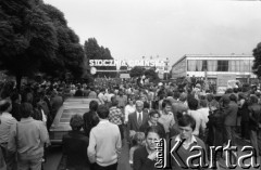 Sierpień 1980, Gdańsk, Polska.
Strajk w Stoczni Gdańskiej im. Lenina. Rodziny stoczniowców i osoby popierające strajk przed bramą stoczni.
Fot. Witold Górka, zbiory Ośrodka KARTA