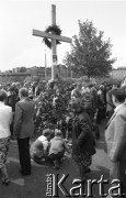 Sierpień 1980, Gdańsk, Polska.
Strajk w Stoczni Gdańskiej im. Lenina. Ludzie przy drewnianym krzyżu upamiętniającym stoczniowców poległych w grudniu 1970 roku.
Fot. Witold Górka, zbiory Ośrodka KARTA