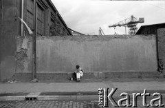 Sierpień 1980, Gdańsk, Polska.
Strajk w Stoczni Gdańskiej im. Lenina. Kobieta siedzi pod murem stoczni.
Fot. Witold Górka, zbiory Ośrodka KARTA