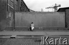 Sierpień 1980, Gdańsk, Polska.
Strajk w Stoczni Gdańskiej im. Lenina. Kobieta siedzi pod murem stoczni.
Fot. Witold Górka, zbiory Ośrodka KARTA