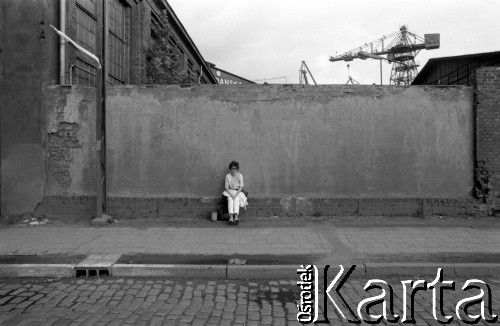 Sierpień 1980, Gdańsk, Polska.
Strajk w Stoczni Gdańskiej im. Lenina. Kobieta siedzi pod murem stoczni.
Fot. Witold Górka, zbiory Ośrodka KARTA