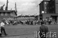 Sierpień 1980, Gdańsk, Polska.
Strajk w Stoczni Gdańskiej im. Lenina. Tłum zgromadzony przed bramą stoczni.
Fot. Witold Górka, zbiory Ośrodka KARTA
