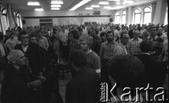 Sierpień 1980, Gdańsk, Polska.
Strajk w Stoczni Gdańskiej im. Lenina. Sala BHP, zebranie strajkujących.
Fot. Witold Górka, zbiory Ośrodka KARTA