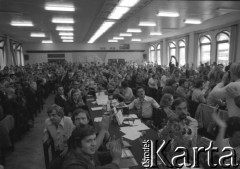Sierpień 1980, Gdańsk, Polska.
Strajk w Stoczni Gdańskiej im. Lenina. Obrady Międzyzakładowego Komitetu Strajkowego w sali BHP.
Fot. Witold Górka, zbiory Ośrodka KARTA