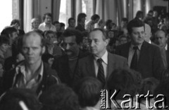 31.08.1980, Gdańsk, Polska.
Strajk w Stoczni Gdańskiej im. Lenina. Do sali BHP wchodzą wicepremier Mieczysław Jagielski oraz Lech Wałęsa (w środku).
Fot. Witold Górka, zbiory Ośrodka KARTA