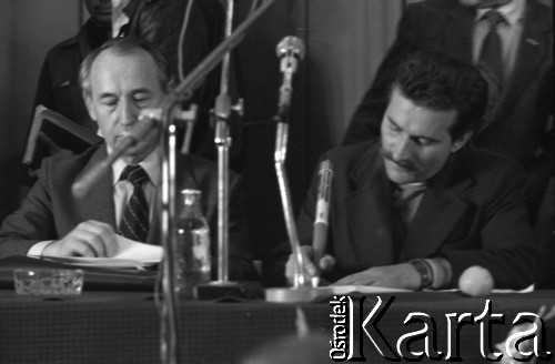 31.08.1980, Gdańsk, Polska.
Strajk w Stoczni Gdańskiej im. Lenina. Sala BHP, podpisanie porozumienia między komisją rządową a Międzyzakładowym Komitetem Strajkowym. Lech Wałęsa składa podpis na dokumencie długopisem z wizerunkiem Jana Pawła II, obok siedzi wicepremier Mieczysław Jagielski.
Fot. Witold Górka, zbiory Ośrodka KARTA