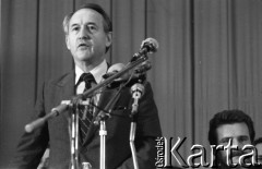 31.08.1980, Gdańsk, Polska.
Strajk w Stoczni Gdańskiej im. Lenina. Podpisanie porozumienia między komisją rządową a Międzyzakładowym Komitetem Strajkowym. Przemawia wicepremier Mieczysław Jagielski, obok siedzi Lech Wałęsa.
Fot. Witold Górka, zbiory Ośrodka KARTA