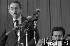 31.08.1980, Gdańsk, Polska.
Strajk w Stoczni Gdańskiej im. Lenina. Sala BHP, podpisanie porozumienia między komisją rządową a Międzyzakładowym Komitetem Strajkowym. Przemawia wicepremier Mieczysław Jagielski - przewodniczący komisji rządowej.
Fot. Witold Górka, zbiory Ośrodka KARTA