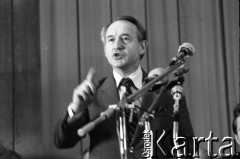31.08.1980, Gdańsk, Polska.
Strajk w Stoczni Gdańskiej im. Lenina. Podpisanie porozumienia między komisją rządową a Międzyzakładowym Komitetem Strajkowym w sali BHP. Przemawia wicepremier Mieczysław Jagielski.
Fot. Witold Górka, zbiory Ośrodka KARTA