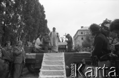 Sierpień 1980, Gdańsk, Polska.
Strajk w Stoczni Gdańskiej im. Lenina. Msza święta na terenie stoczni. Ks. Henryk Jankowski schodzi z najświętszym sakramentem.
Fot. Witold Górka, zbiory Ośrodka KARTA