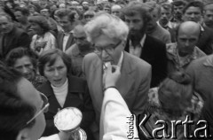 Sierpień 1980, Gdańsk, Polska.
Strajk w Stoczni Gdańskiej im. Lenina. Msza na terenie stoczni, ks. Henryk Jankowski udziela komunii świętej Romualdowi Kukułowiczowi.
Fot. Witold Górka, zbiory Ośrodka KARTA