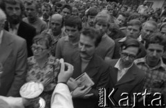 Sierpień 1980, Gdańsk, Polska.
Strajk w Stoczni Gdańskiej im. Lenina. Msza święta na terenie stoczni, ksiądz Henryk Jankowski udziela komunii świętej. W pierwszym rzędzie stoją: Anna Walentynowicz, Lech Wałęsa.
Fot. Witold Górka, zbiory Ośrodka KARTA