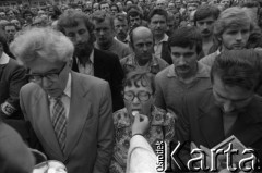 Sierpień 1980, Gdańsk, Polska.
Strajk w Stoczni Gdańskiej im. Lenina. Msza na terenie stoczni, Anna Walentynowicz przyjmuje komunię świętą, z prawej strony stoi Lech Wałęsa, z lewej Romuald Kukułowicz. 
Fot. Witold Górka, zbiory Ośrodka KARTA