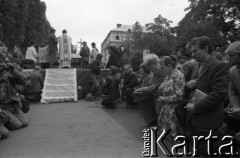 Sierpień 1980, Gdańsk, Polska.
Strajk w Stoczni Gdańskiej im. Lenina. Msza święta na terenie stoczni, z prawej strony klęczą: Lech Wałęsa, Anna Walentynowicz i Romuald Kukułowicz.
Fot. Witold Górka, zbiory Ośrodka KARTA