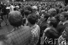 Sierpień 1980, Gdańsk, Polska.
Strajk w Stoczni Gdańskiej im. Lenina. Msza święta na terenie stoczni, wśród uczestników Lech Wałęsa, w głębi Romuald Kukułowicz.
Fot. Witold Górka, zbiory Ośrodka KARTA