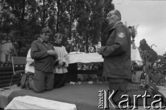 Sierpień 1980, Gdańsk, Polska.
Strajk w Stoczni Gdańskiej im. Lenina. Msza święta na terenie stoczni, mężczyźni klęczą przed ołtarzem.
Fot. Witold Górka, zbiory Ośrodka KARTA