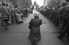 Sierpień 1980, Gdańsk, Polska.
Strajk w Stoczni Gdańskiej im. Lenina. Msza święta na terenie stoczni, na pierwszym planie klęcząca kobieta.
Fot. Witold Górka, zbiory Ośrodka KARTA