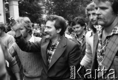 31.08.1980, Gdańsk, Polska.
Strajk w Stoczni Gdańskiej im. Lenina. Lech Wałęsa w otoczeniu stoczniowców w dniu podpisania porozumienia między komisją rządową a Międzyzakładowym Komitetem Strajkowym.
Fot. Witold Górka, zbiory Ośrodka KARTA