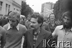 31.08.1980, Gdańsk, Polska.
Strajk w Stoczni Gdańskiej im. Lenina. Lech Wałęsa w otoczeniu stoczniowców w dniu podpisania porozumienia między komisją rządową a Międzyzakładowym Komitetem Strajkowym.
Fot. Witold Górka, zbiory Ośrodka KARTA