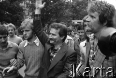 31.08.1980, Gdańsk, Polska.
Strajk w Stoczni Gdańskiej im. Lenina. Lech Wałęsa w otoczeniu stoczniowców w dniu podpisania porozumienia między komisją rządową a Międzyzakładowym Komitetem Strajkowym.
Fot. Witold Górka, zbiory Ośrodka KARTA
