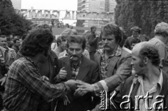 31.08.1980, Gdańsk, Polska.
Strajk w Stoczni Gdańskiej im. Lenina. Lech Wałęsa w otoczeniu stoczniowców w dniu podpisania porozumienia między komisją rządową a Międzyzakładowym Komitetem Strajkowym.
Fot. Witold Górka, zbiory Ośrodka KARTA