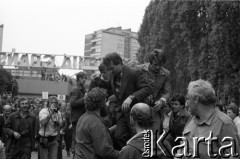 31.08.1980, Gdańsk, Polska.
Strajk w Stoczni Gdańskiej im. Lenina. Lech Wałęsa w otoczeniu stoczniowców w dniu podpisania porozumienia między komisją rządową a Międzyzakładowym Komitetem Strajkowym.
Fot. Witold Górka, zbiory Ośrodka KARTA