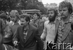 31.08.1980, Gdańsk, Polska.
Strajk w Stoczni Gdańskiej im. Lenina. Lech Wałęsa w otoczeniu stoczniowców w dniu podpisania porozumienia między komisją rządową a Międzyzakładowym Komitetem Strajkowym.
Fot. Witold Górka, zbiory Ośrodka KARTA