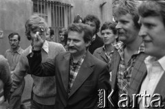 31.08.1980, Gdańsk, Polska.
Strajk w Stoczni Gdańskiej im. Lenina. Lech Wałęsa w otoczeniu stoczniowców w dniu podpisania porozumienia między komisją rządową a Międzyzakładowym Komitetem Strajkowym.
Fot. Witold Górka, zbiory Ośrodka KARTA