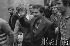 31.08.1980, Gdańsk, Polska.
Strajk w Stoczni Gdańskiej im. Lenina. Lech Wałęsa w otoczeniu stoczniowców w dniu podpisania porozumienia między komisją rządową a Międzyzakładowym Komitetem Strajkowym.
Fot. Witold Górka, zbiory Ośrodka KARTA