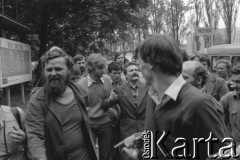 31.08.1980, Gdańsk, Polska.
Strajk w Stoczni Gdańskiej im. Lenina. Lech Wałęsa w otoczeniu stoczniowców w dniu podpisania porozumienia między komisją rządową a Międzyzakładowym Komitetem Strajkowym.
Fot. Witold Górka, zbiory Ośrodka KARTA