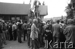 Sierpień 1980, Gdańsk, Polska.
Strajk w Stoczni Gdańskiej im. Lenina. Strajkujący w rozmowie z rodzinami przy bramie stoczni.
Fot. Witold Górka, zbiory Ośrodka KARTA