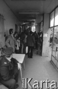 Sierpień 1980, Gdańsk, Polska.
Strajk w Stoczni Gdańskiej im. Lenina. Strajkujący przed budynkiem na terenie stoczni.
Fot. Witold Górka, zbiory Ośrodka KARTA