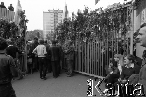 Sierpień 1980, Gdańsk, Polska.
Strajk w Stoczni Gdańskiej im. Lenina. Strajkujący przy otwartej bramie nr 2, za nią tłum gdańszczan.
Fot. Witold Górka, zbiory Ośrodka KARTA