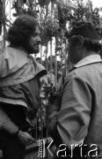 Sierpień 1980, Gdańsk, Polska.
Strajk w Stoczni Gdańskiej im. Lenina. Strajkujący przy bramie stoczni.
Fot. Witold Górka, zbiory Ośrodka KARTA