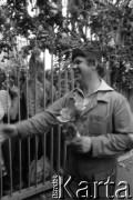 Sierpień 1980, Gdańsk, Polska.
Strajk w Stoczni Gdańskiej im. Lenina. Stoczniowiec przy bramie.
Fot. Witold Górka, zbiory Ośrodka KARTA