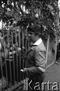 Sierpień 1980, Gdańsk, Polska.
Strajk w Stoczni Gdańskiej im. Lenina. Stoczniowiec przy bramie.
Fot. Witold Górka, zbiory Ośrodka KARTA