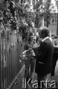 Sierpień 1980, Gdańsk, Polska.
Strajk w Stoczni Gdańskiej im. Lenina. Mężczyzna z mikrofonem przy bramie nr 2.
Fot. Witold Górka, zbiory Ośrodka KARTA