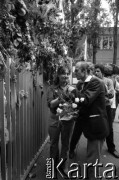 Sierpień 1980, Gdańsk, Polska.
Strajk w Stoczni Gdańskiej im. Lenina. Kobieta i mężczyzna z mikrofonem przy bramie nr 2.
Fot. Witold Górka, zbiory Ośrodka KARTA