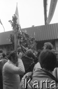 Sierpień 1980, Gdańsk, Polska.
Strajk w Stoczni Gdańskiej im. Lenina. Robotnicy zawieszają na bramie nr 2 kwiaty.
Fot. Witold Górka, zbiory Ośrodka KARTA