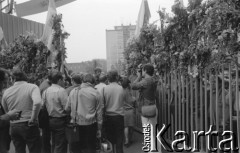 31.08.1980, Gdańsk, Polska.
Strajk w Stoczni Gdańskiej im. Lenina. Grupa osób przy bramie nr 2.
Fot. Witold Górka, zbiory Ośrodka KARTA