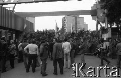 Sierpień 1980, Gdańsk, Polska.
Strajk w Stoczni Gdańskiej im. Lenina. Stoczniowcy przy bramie nr 2.
Fot. Witold Górka, zbiory Ośrodka KARTA