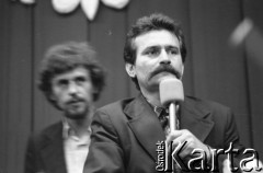Sierpień 1980, Gdańsk, Polska.
Strajk w Stoczni Gdańskiej im. Lenina. Sala BHP, obrady Międzyzakładowego Komitetu Strajkowego, przemawia Lech Wałęsa, za nim stoi Bogdan Lis.
Fot. Witold Górka, zbiory Ośrodka KARTA