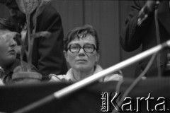 Sierpień 1980, Gdańsk, Polska.
Strajk w Stoczni Gdańskiej im. Lenina. Obrady Międzyzakładowego Komitetu Strajkowego w sali BHP. Przy stole prezydialnym siedzi Anna Walentynowicz.
Fot. Witold Górka, zbiory Ośrodka KARTA