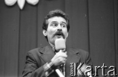 Sierpień 1980, Gdańsk, Polska.
Strajk w Stoczni Gdańskiej im. Lenina. Obrady Międzyzakładowego Komitetu Strajkowego w sali BHP. Przemawia Lech Wałęsa.
Fot. Witold Górka, zbiory Ośrodka KARTA