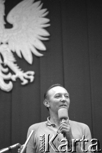 Sierpień 1980, Gdańsk, Polska.
Strajk w Stoczni Gdańskiej im. Lenina. Sala BHP, obrady Międzyzakładowego Komitetu Strajkowego. Przemawia Zdzisław Kobyliński.
Fot. Witold Górka, zbiory Ośrodka KARTA